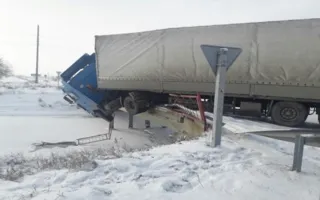 В Крыму фура вылетела с дороги и повисла над каналом (фото)