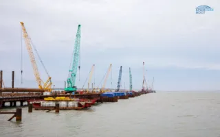 Строители сооружают морские пролёты Крымского моста 