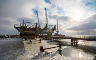 Строители сооружают морские пролёты Крымского моста 
