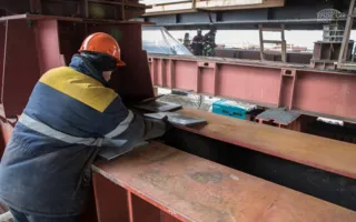 Строители сооружают морские пролёты Крымского моста 