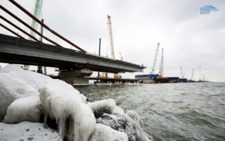 Строители сооружают морские пролёты Крымского моста 