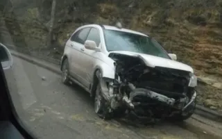В Севастополе на Троллейбусном спуске авто врезалось в скалу (фото)
