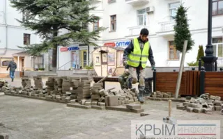 В центре крымской столицы перекладывают плитку (фото)