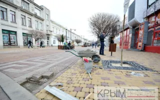 В центре крымской столицы перекладывают плитку (фото)