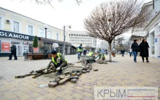 В центре крымской столицы перекладывают плитку (фото)