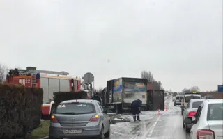 Молочный фургон столкнулся с военной санитарной машиной (фото)