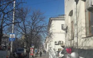 В центре Севастополя с крыши льёт кипяток (фото)