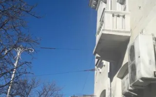 В центре Севастополя с крыши льёт кипяток (фото)