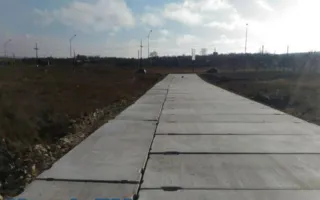 Автоподход к Крымскому мосту начали укладывать плитами (фото)