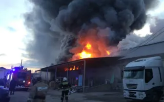 В районе симферопольского ж/д вокзала горит складское помещение