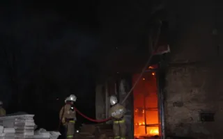 В Симферополе успешно потушили пожар на складе — пострадавших нет