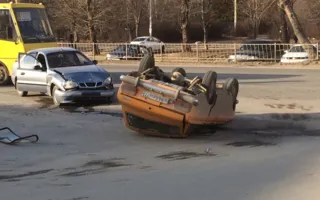 В результате ДТП в Симферополе перевернулось авто (фото)