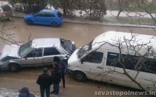 Тройное ДТП с участием «топика» произошло в Севастополе (фото)