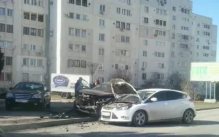 Чёрно-белое ДТП в Севастополе: авто загнали на бордюр и крепко побили (фото)