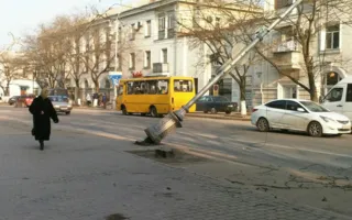 В центре Севастополя упали осветительные опоры (фото)