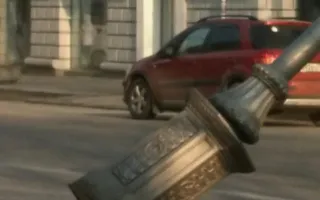 В центре Севастополя упали осветительные опоры (фото)