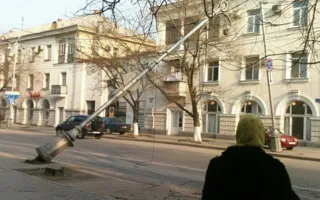 В центре Севастополя упали осветительные опоры (фото)