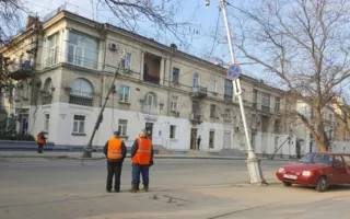 В центре Севастополя упали осветительные опоры (фото)