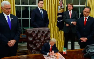 Фотожабы с крошечным Дональдом Трампом «пошли в народ»