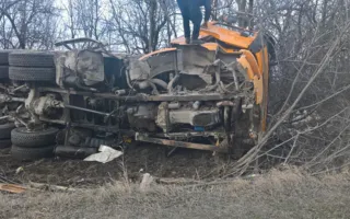 «Дорожные войны» в Крыму: фура «улетела» в лесополосу — фото