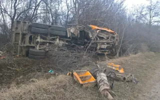 «Дорожные войны» в Крыму: фура «улетела» в лесополосу — фото