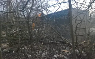 «Дорожные войны» в Крыму: фура «улетела» в лесополосу — фото