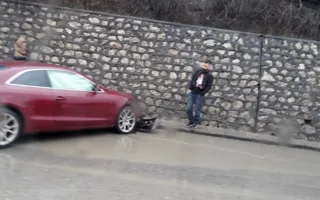 В районе Инкермана Audi врезался в стену, микроавтобус — в кювете