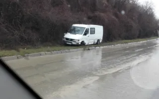 В районе Инкермана Audi врезался в стену, микроавтобус — в кювете