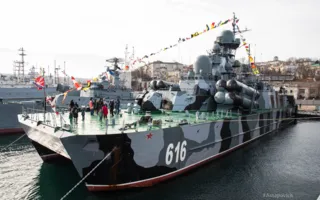 В Севастополе двойной праздник отметили марш-парадом