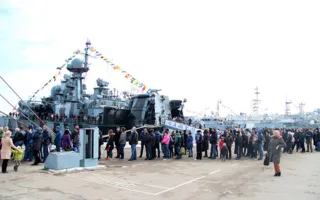 Праздничный Севастополь: полевая кухня, «Победа» и военные корабли (фото, видео)