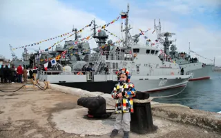 Праздничный Севастополь: полевая кухня, «Победа» и военные корабли (фото, видео)
