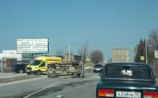 В Севастополе на «бедовом» перекрёстке перевернулся автомобиль (фото, видео)