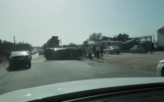 В Севастополе на «бедовом» перекрёстке перевернулся автомобиль (фото, видео)