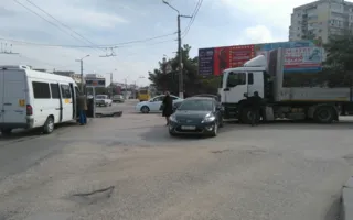 Резвый топик спровоцировал в Севастополе тройное ДТП (фото, видео)