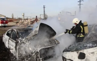 На стоянке в Симферополе сгорело 14 автомобилей (фото)