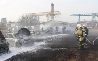 На стоянке в Симферополе сгорело 14 автомобилей (фото)