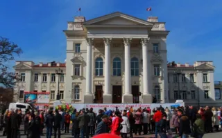 Женщин Севастополя поздравили с 8 Марта 18-метровой открыткой