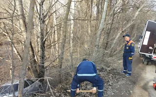 В Крыму ВАЗ слетел с обледеневшей трассы (фото)