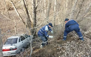 В Крыму ВАЗ слетел с обледеневшей трассы (фото)