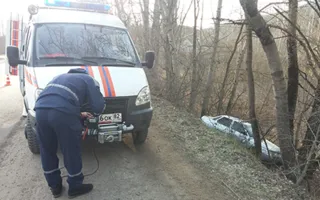 В Крыму ВАЗ слетел с обледеневшей трассы (фото)