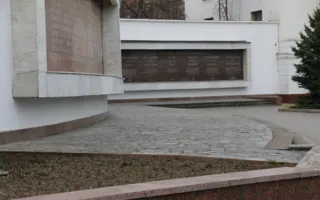 В Севастополе уже разоряют и клумбы с тюльпанами — фото