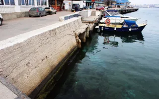Дно моря в центре Севастополя покрыто странными пятнами — фотофакт