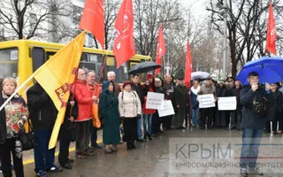 В Севастополе пикет — требуют распустить Заксобрание (фото)