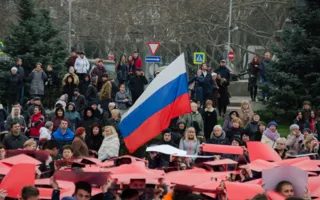 Площадь Нахимова в Севастополе стала «живым» триколором — фото