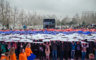 Площадь Нахимова в Севастополе стала «живым» триколором — фото