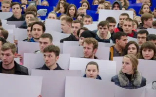 Площадь Нахимова в Севастополе стала «живым» триколором — фото