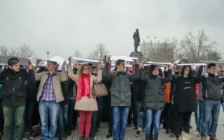 Площадь Нахимова в Севастополе стала «живым» триколором — фото