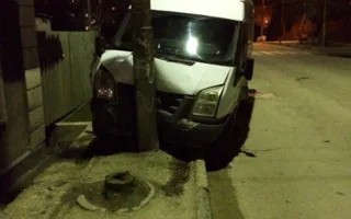 В Севастополе авто «припарковали» в столб и устроили драку — фото