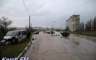 В Керчи столкнулись кроссовер и микроавтобус — есть пострадавший 