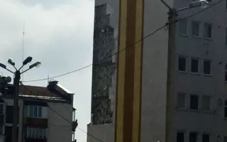 Ветер с моря дул: в Севастополе многоэтажка осталась без обшивки (фото)